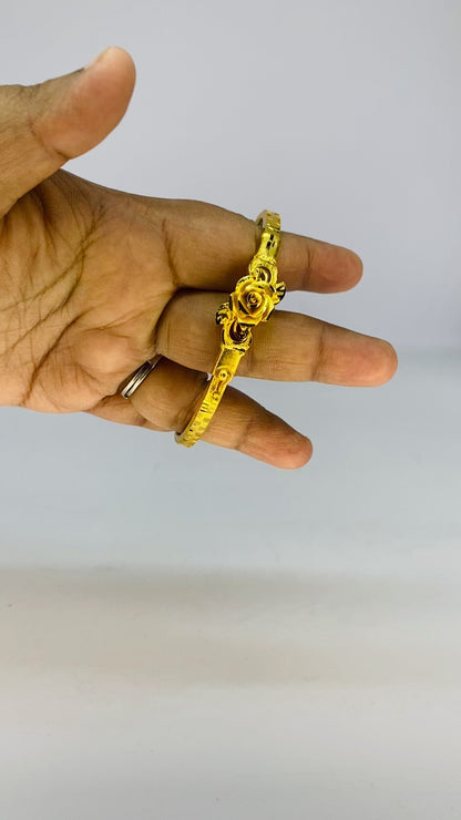 Golden Floral Motif Noa