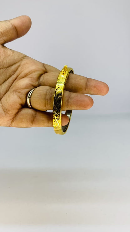 Golden Engraved Motif Noa